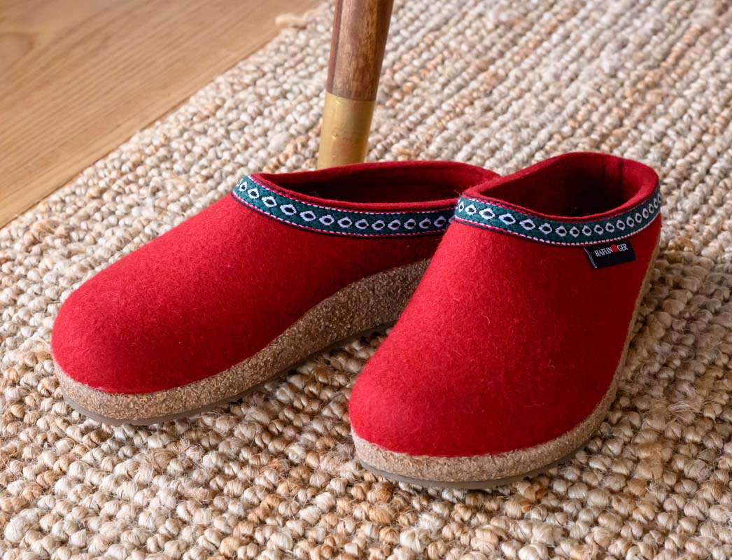 HAFLINGER Damen Pantoffel Grizzly - Filz, Rutschfeste Sohle, Stickerei, Bequeme Weite